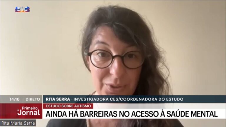 Uma mulher branca de óculos num ecrã de televisão, a falar no Primeiro Jornal, no canal SIC. Na legenda de rodapé: Rita Serra - Investigadora CES, coordenadora do estudo - Estudo sobre autismo - Ainda há barreiras no acesso à saúde mental.
